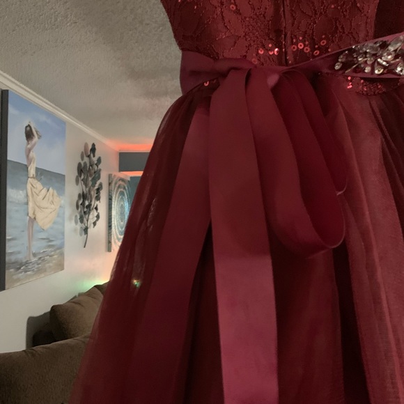 It is a red velvet with lace and gems - Picture 7 of 7